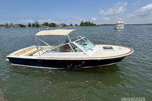 25' Hunt starboard profile
