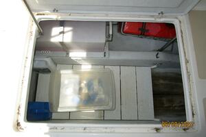 25' Hunt lazarette access