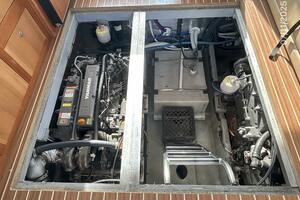 39' Mainship engine room access