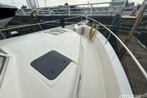 39' Mainship foredeck2