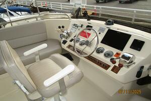 39' Mainship flybridge helm1