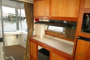 39' Mainship salon port aft1