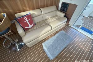 39' Mainship salon starboard seating
