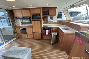 39' Mainship salon port