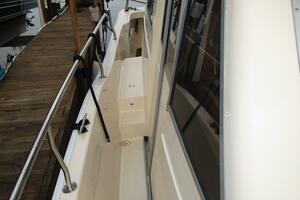 39' Mainship starboard side deck2