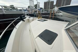 39' Mainship foredeck1