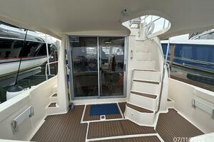 39' Mainship aftdeck forward