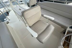 39' Mainship flybridge helmseat