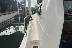 39' Mainship port side deck1