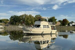 39' Mainship port forward profile