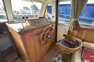 39' Mainship lower helm1