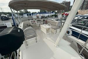 39' Mainship sundeck forward2