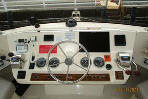 39' Mainship flybridge helm3