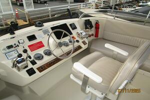 39' Mainship flybridge helm2