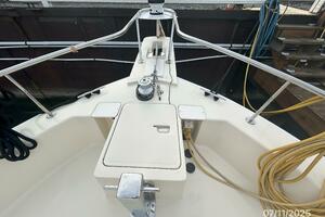 39' Mainship anchor windlass1