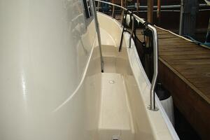 39' Mainship starboard side deck1