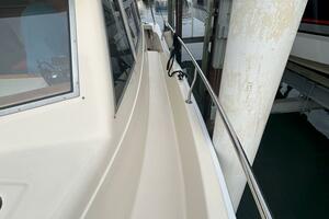 39' Mainship port side deck2