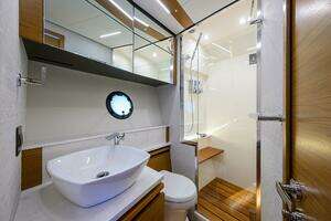 2023 Tiara Yachts C49 thumbnail 29