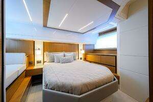2023 Tiara Yachts C49 thumbnail 17