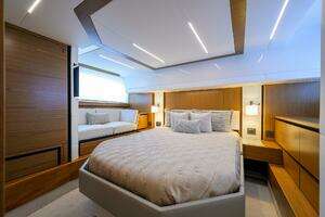 2023 Tiara Yachts C49 thumbnail 4