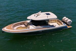 35FT (10.95M) CHRIS-CRAFT Worth Avenue Yachts