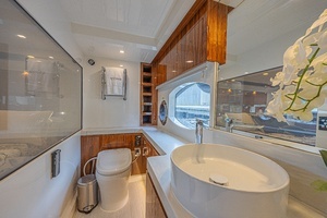 2021 Riviera 6000 Motor Yacht thumbnail 22