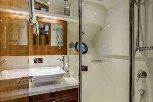2016 Riviera 5000 Sport Yacht thumbnail 24