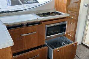 2016 Riviera 5000 Sport Yacht thumbnail 38