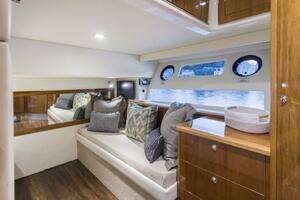 2016 Riviera 5000 Sport Yacht thumbnail 25