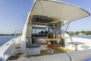 2016 Riviera 5000 Sport Yacht thumbnail 9