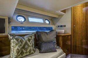2016 Riviera 5000 Sport Yacht thumbnail 22