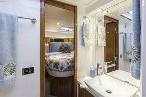 2016 Riviera 5000 Sport Yacht thumbnail 21