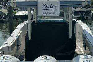 2023 Robalo R360 thumbnail 34