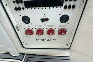 2023 Robalo R360 thumbnail 30
