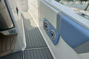 2023 Robalo R360 thumbnail 9