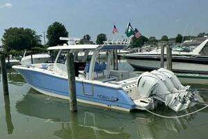 2023 Robalo R360 thumbnail 1