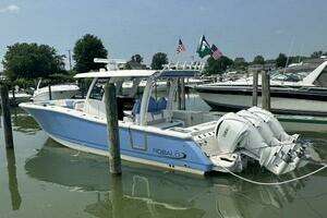 2023 Robalo R360 thumbnail 2