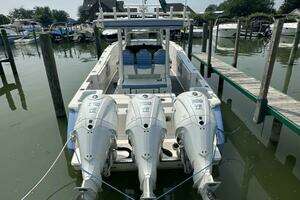 2023 Robalo R360 thumbnail 4