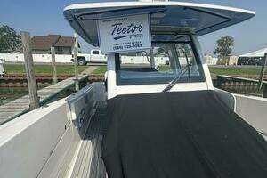 2023 Robalo R360 thumbnail 35
