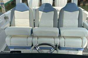 2023 Robalo R360 thumbnail 6