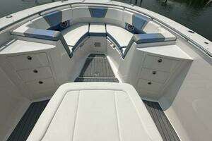 2023 Robalo R360 thumbnail 7