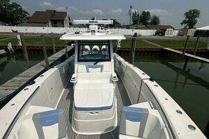2023 Robalo R360 thumbnail 3