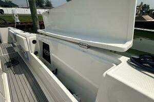 2023 Robalo R360 thumbnail 8