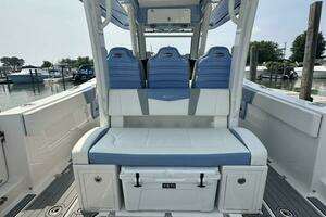 2023 Robalo R360 thumbnail 11