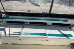 1989 Sea Ray 390 Express thumbnail 13
