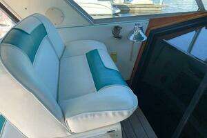 1989 Sea Ray 390 Express thumbnail 9