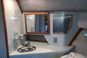 1989 Sea Ray 390 Express thumbnail 5