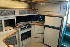 1989 Sea Ray 390 Express thumbnail 2
