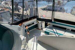 1989 Sea Ray 390 Express thumbnail 14
