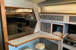 1989 Sea Ray 390 Express thumbnail 3
